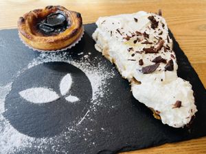 A Pastéis de Nata and a banoffee pie  at DaTerra - Bom Sucesso Markt in Porto