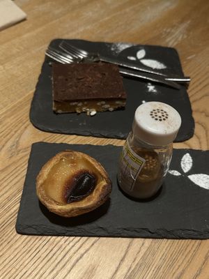 pastel de nata & rice crispy- very much recommended!   at DaTerra - Bom Sucesso Markt in Porto