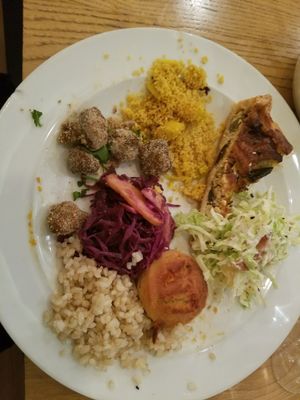 Selection of buffet foods is growing as the  time passes.  at DaTerra - Bom Sucesso Markt in Porto