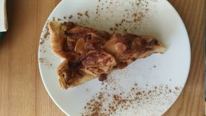 vegan apple pie at DaTerra - Bom Sucesso Markt in Porto