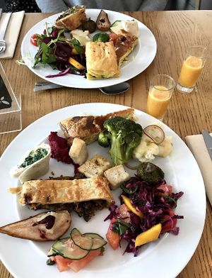 Platos con distinto tipo de comida  at DaTerra - Bom Sucesso Markt in Porto