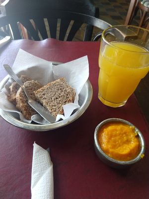 Whole grain bread with squash dipping sauce and a mixed juice drink at Sattva 1 in Buenos Aires