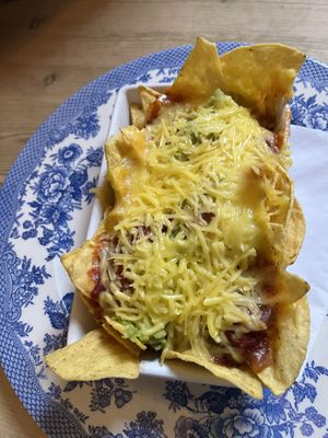Nachos mit Guacamole, Salsa und veganem Käse  at Double Dutch Pancake House in York