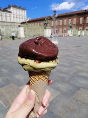 Pistachio and guiandujotto flavours. at Vanilla - Creams & Fruits in Turin