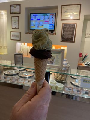 Gelato pistacchio e cioccolato dark  at Vanilla - Creams & Fruits in Turin