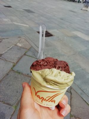 Pistachio and gianduja ice cream at Vanilla - Creams & Fruits in Turin