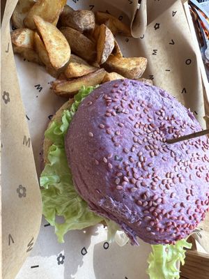 Ho preso il panino del mese Bloom Burger davvero davvero buono! Il personale super gentile e disponibile!  at Flower Burger in Turin
