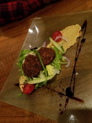 Red beet patties with hummus at Rote Rübe in Oberndorf In Tirol