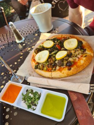 vegan pizza at Urth Caffe in Laguna Beach