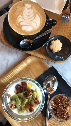 Almond yoghurt + vegan granola and oat milk latte at Kaffabar in Brussels