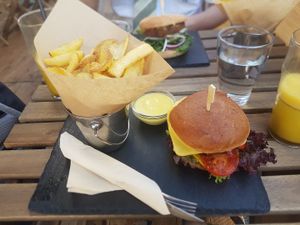 burger with home fries and mustard orange dip at Veggiezz - Alserbachstr in Vienna