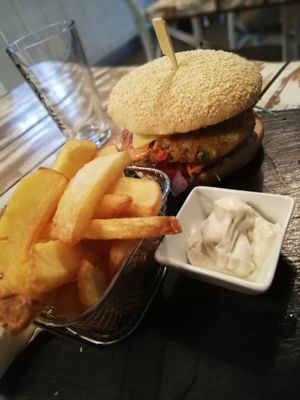 Grünkern Cheese Burger mit Home Fries und Mayonnaise at Veggiezz - Alserbachstr in Vienna