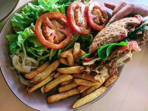 Jacky burger with salat a chips at Veganel in Nuremberg