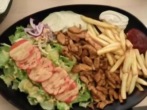 Vegadöner-Teller mit Kräuter-Knoblauchsoße und luftfrittierten Pommes at Veganel in Nuremberg