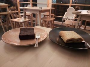 Brownie und Apfelstrudel at Veganel in Nuremberg