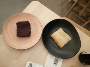 Brownie und Apfelstrudel at Veganel in Nuremberg