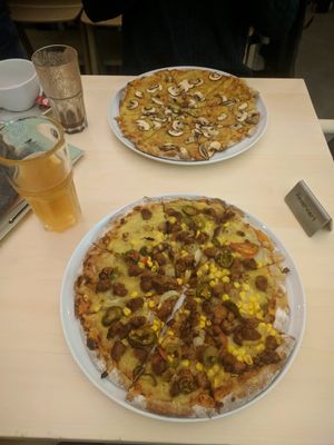 Pizza Mexicana & Pizza Funghi at Veganel in Nuremberg