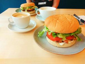 Jackfruit and BBQ burgers, along with cappuccino and chai latte at Veganel in Nuremberg