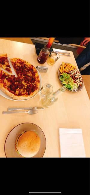 Mexican pizza, vegöner und chezz burger  at Veganel in Nuremberg