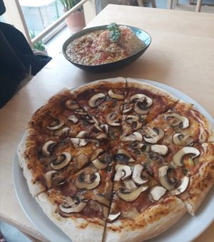 pizza and dal at Veganel in Nuremberg