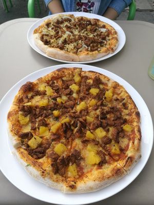 Pizza Hawaii & Pizza Bavaria at Veganel in Nuremberg
