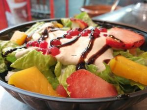 Ensalada de papaya y frutos rojos at Pasteleria Marian in Guadalajara