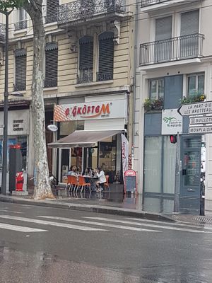 L'extérieur avec quelques places assises. at Cigköftem in Lyon