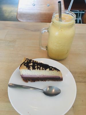 Berry cheesecake at Luv Burger in Nosara