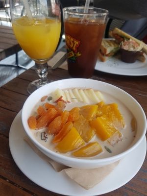 Muesli Man with Soy Milk (subbed) at The Bakers Table - 더베이커스테이블 in Seoul