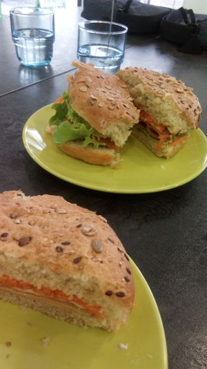 Sandwich simili-jam/jambon and simili-turkey/dinde at Chic Planete in Avignon