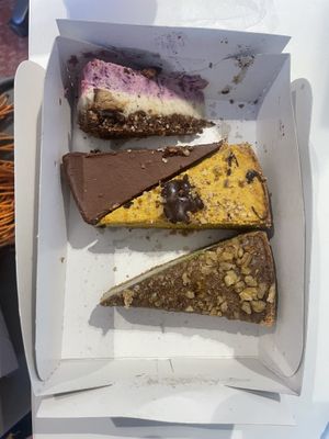 Bosvruchten, bounty, pompoen sinaasappel en zoute karamel taartjes 🍰   at Margot Maakt 't in Utrecht
