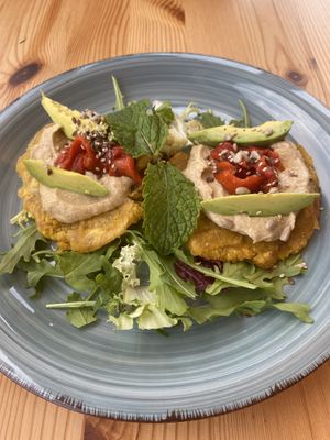 Patacon: base di platano fritto con hummus, peperoni, avocado e semi!   at Aqui y Ahora  in Lanzarote