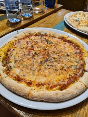 Vegan margarita pizza at Pizza Paco in Barcelona