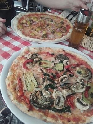 Pizzas from the vegan list: vegetarian and chilli peppers at Pizza Paco in Barcelona