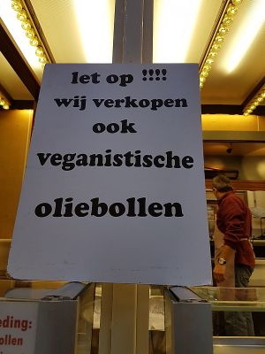 sign: wij verkopen ook veganistische oliebollen at Verwijk's Oliebollen in Utrecht