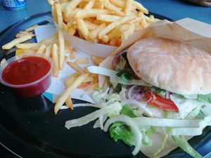 Chili cheese burger, frietjes en ketchup at Frituur De Papegaai in Ghent