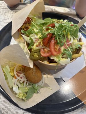 Vegan Friet Royal, vegan kaaskroket and vegan vidékroket  at Frituur De Papegaai in Ghent