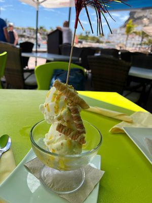 Sorbete lemon y pina-coco at Gelatomania in Gran Canaria