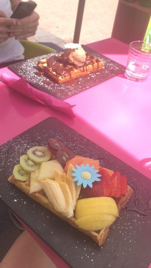 Vegan and gluten free waffle with fruit and syrup instead of honey at Gelatomania in Gran Canaria