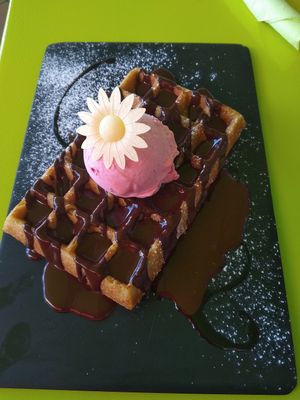 Gofre vegano y sin gluten con sorbete de fresa/frambuesa y sirope de chocolate at Gelatomania in Gran Canaria