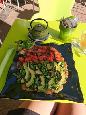 Amazing vegan flatbread with avocado, cherry tomatoes and olive paté at Gelatomania in Gran Canaria