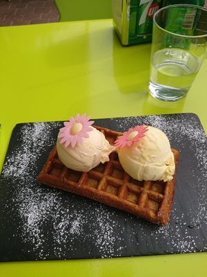 Beautiful vegan waffles with mango and clementine sorbets at Gelatomania in Gran Canaria