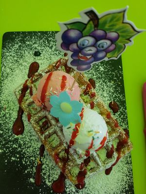 Vegan waffle with lemon and strawberry ice cream at Gelatomania in Gran Canaria