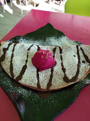 Crepe vegan con plátano, chocolate fundido y sorbete de tuno indio at Gelatomania in Gran Canaria