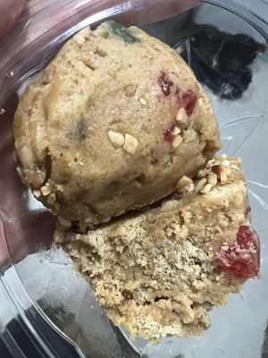 Valge kirju koer  at Karu Talu Šokolaad  in Tallinn