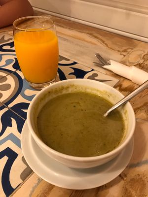 Sopa de brócolos  at Graça 77 in Lisbon