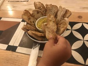 Guacamole com pão torrados  at Graça 77 in Lisbon