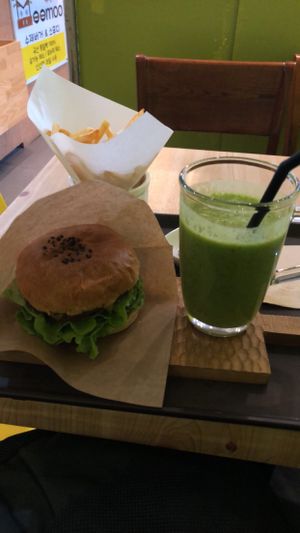 My set at Moomoo Burger & Smoothie in Busan