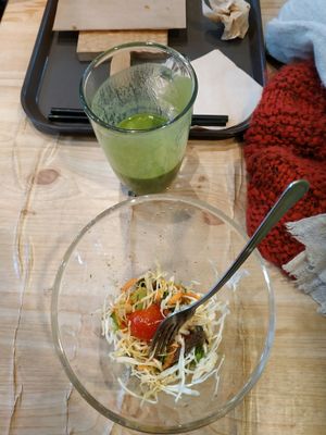 No me pude contener de comerlo antes de sacar la foto! Super riquisimo! at Moomoo Burger & Smoothie in Busan