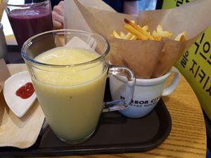 Fries and smoothie at Moomoo Burger & Smoothie in Busan